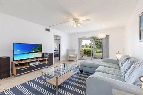 200 Valley Stream Dr #3R, Naples, FL 34113