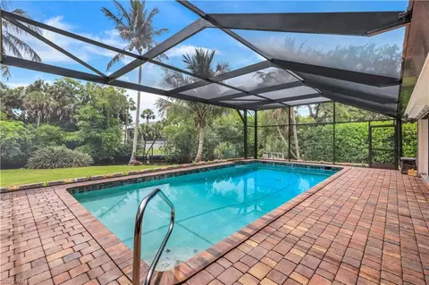 152 Oakwood Dr, Naples, FL 34110
