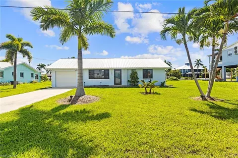 2690 Mangrove St, Saint James City, FL 33956