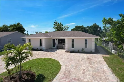 5345 Broward St, Naples, FL 34113