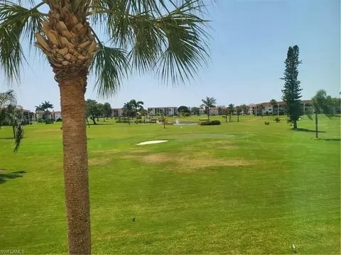 29 High Point Cir E #202, Naples, FL 34103