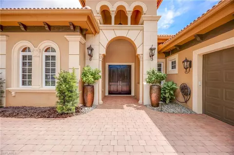 8906 Shenendoah Cir, Naples, FL 34113