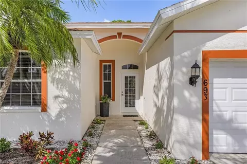 693 Crossfield Cir, Naples, FL 34104