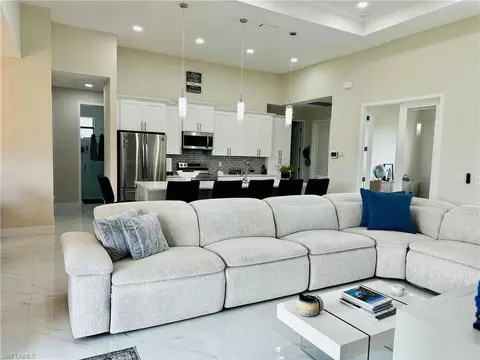 401 NE 9th St, Cape Coral, FL 33909