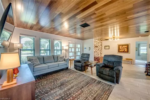 1704 SE 7th St, Cape Coral, FL 33990