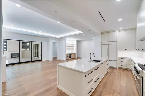 82 9th St S #202, Naples, FL 34102
