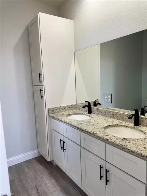 Bath - 2001 Jeronimo Rd, Labelle, FL 33935 photo 2 of 3