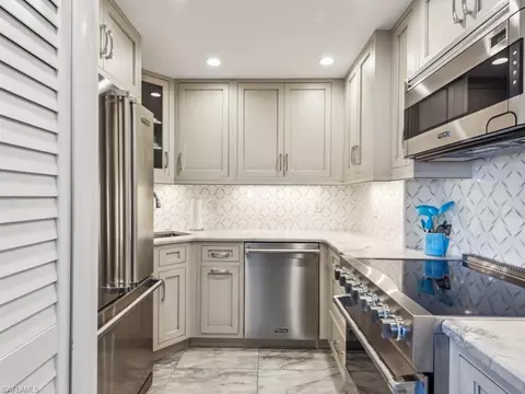 Kitchen - 2170 Gulf Shore Blvd N #1-61E, Naples, FL 34102 photo 1 of 2