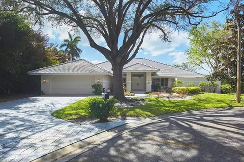 702 Hollybriar Ln, Naples, FL 34108