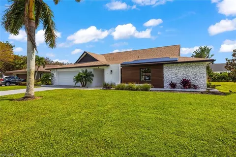 70 Thorncrest Ln, Naples, FL 34113