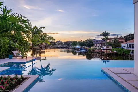 371 Hawser Ln, Naples, FL 34102