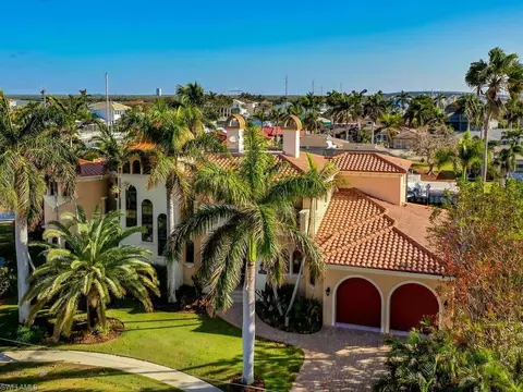 867 Chestnut Ct, Marco Island, FL 34145