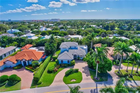 586 S Golf Dr, Naples, FL 34102
