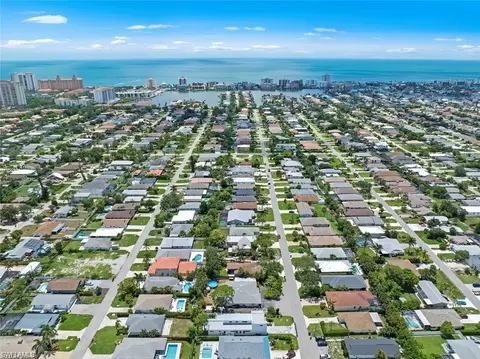 670 95th Ave N, Naples, FL 34108