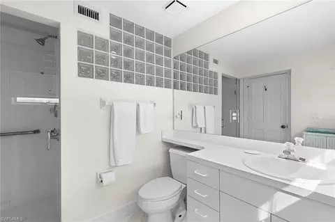 Bath - 30 7th Ave S, Naples, FL 34102 photo 3 of 3