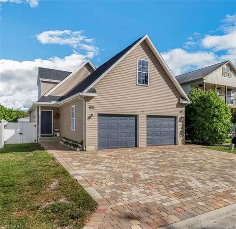 373 Leawood Cir, Naples, FL 34104