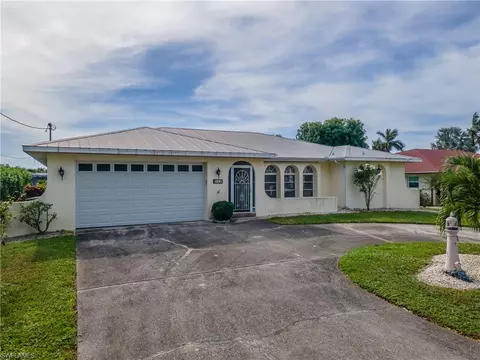 814 Victoria Dr, Cape Coral, FL 33904
