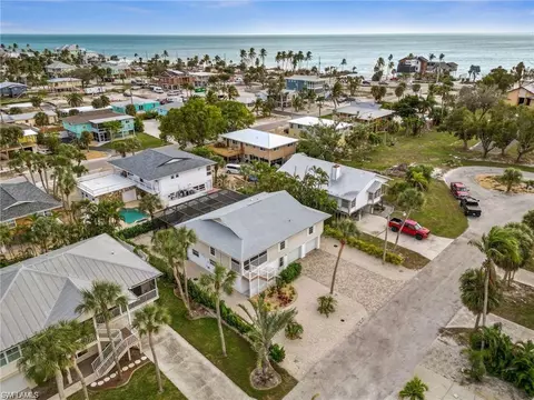 21083 Saint Peters Dr, Fort Myers Beach, FL 33931