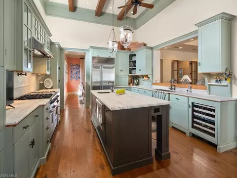 678 3rd St N, Naples, FL 34102