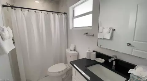 Bath - 92 Madison Dr, Naples, FL 34110 photo 4 of 5