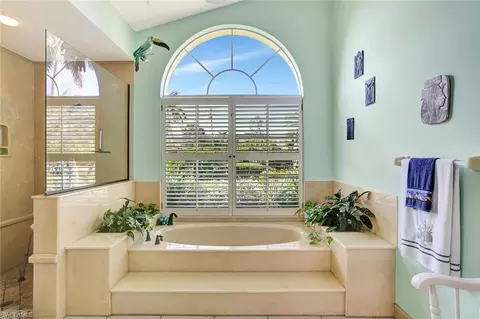 Bath - 2290 Queens Way, Naples, FL 34112 photo 3 of 5