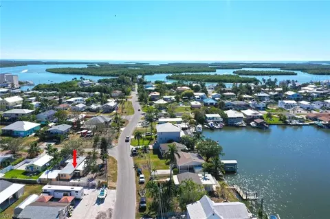 518 Goodland Dr W, Goodland, FL 34140