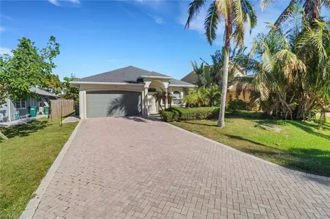 555 93rd Ave N, Naples, FL 34108