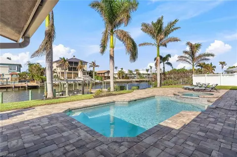 18404 Cutlass Dr, Fort Myers Beach, FL 33931