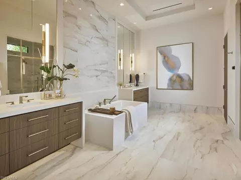 Bath - 477 3rd St N, Naples, FL 34102 photo 2 of 3