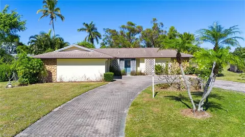 49 Thorncrest Ln, Naples, FL 34113