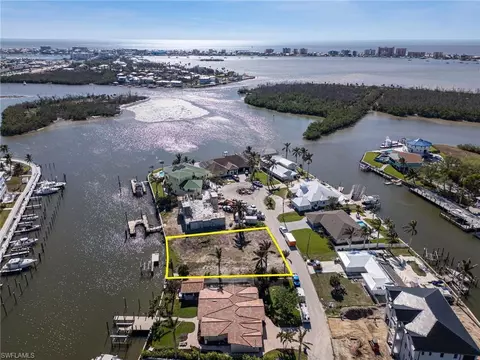 18547 Cutlass Dr, Fort Myers Beach, FL 33931