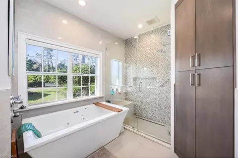 Bath - 535 Eagle Creek Dr, Naples, FL 34113 photo 3 of 4