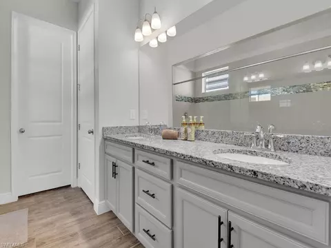 Bath - 3584 Pilot Cir, Naples, FL 34120 photo 1 of 6