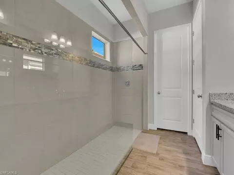 Bath - 3584 Pilot Cir, Naples, FL 34120 photo 2 of 6