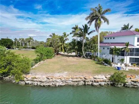 739 Palm Point Dr, Goodland, FL 34140