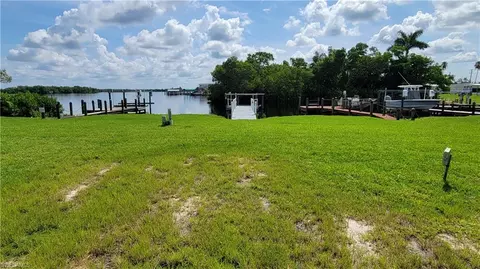 324 Shoreland Dr, Fort Myers, FL 33905