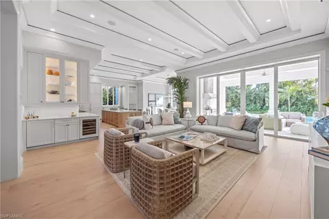 696 Fountainhead Ln, Naples, FL 34103