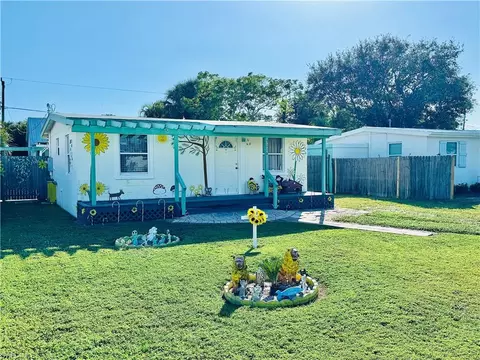 3116 Connecticut Ave, Naples, FL 34112