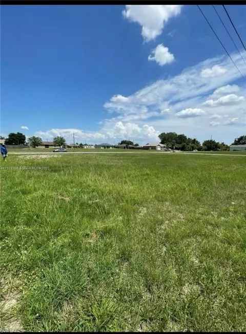 2800 NE 4th Pl, Cape Coral, FL 33909