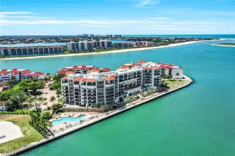 700 La Peninsula Blvd #401, Naples, FL 34113