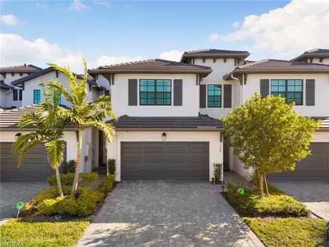 7486 Rockefeller Dr, Naples, FL 34119