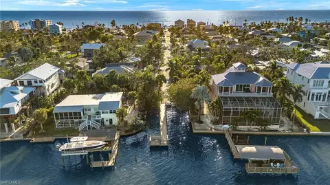 150 Coconut Dr, Fort Myers Beach, FL 33931