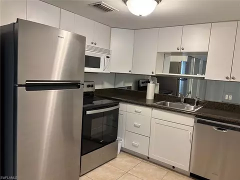 975 9th Ave S #5, Naples, FL 34102