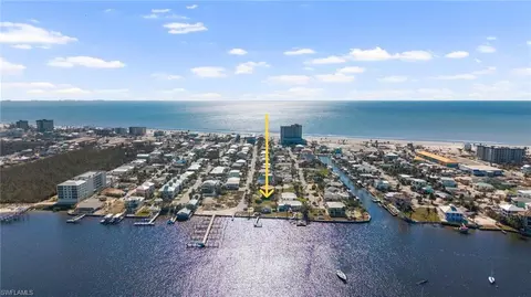 293 Pearl St, Fort Myers Beach, FL 33931