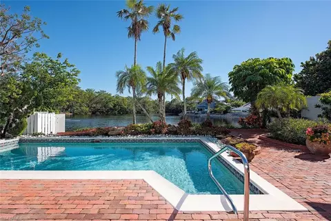656 Bridgeway Ln, Naples, FL 34108