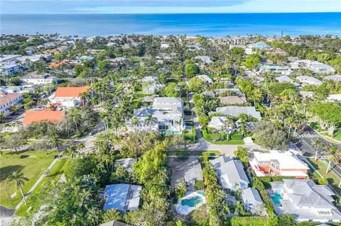 61 4th St S, Naples, FL 34102