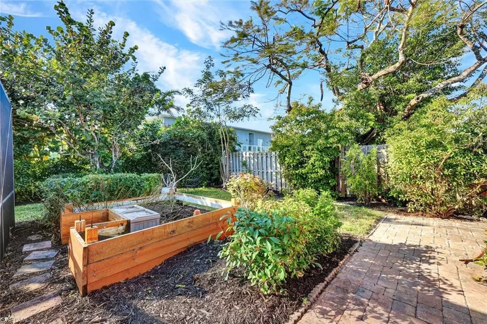 Exterior - 5544 Pernod Dr, Fort Myers, FL 33919 photo 5 of 11