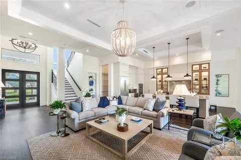 725 Parkview Ln, Naples, FL 34103
