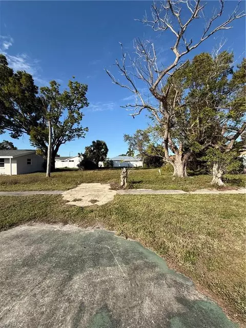 924 Ridgeway Dr, North Fort Myers, FL 33903
