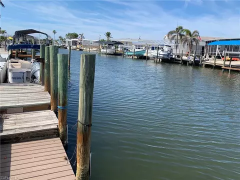 3872 Blueberry Ln, Saint James City, FL 33956
